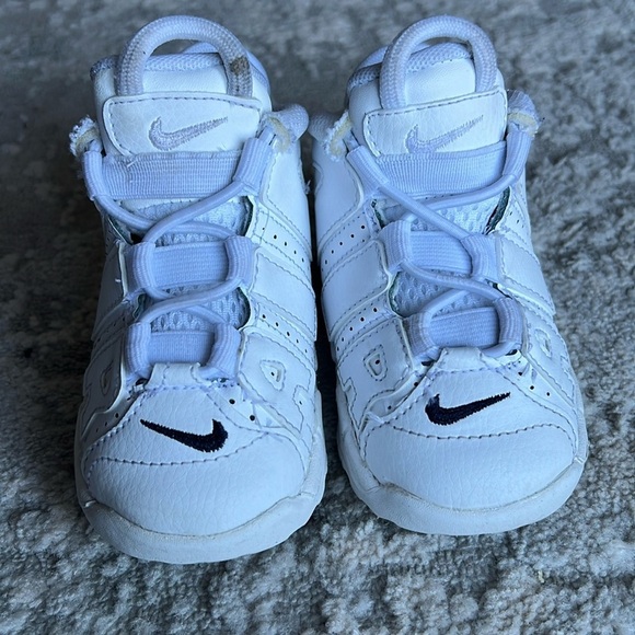 Kids' Air More Uptempo Sneaker Nike White & Blue Size 5C - Picture 2 of 5